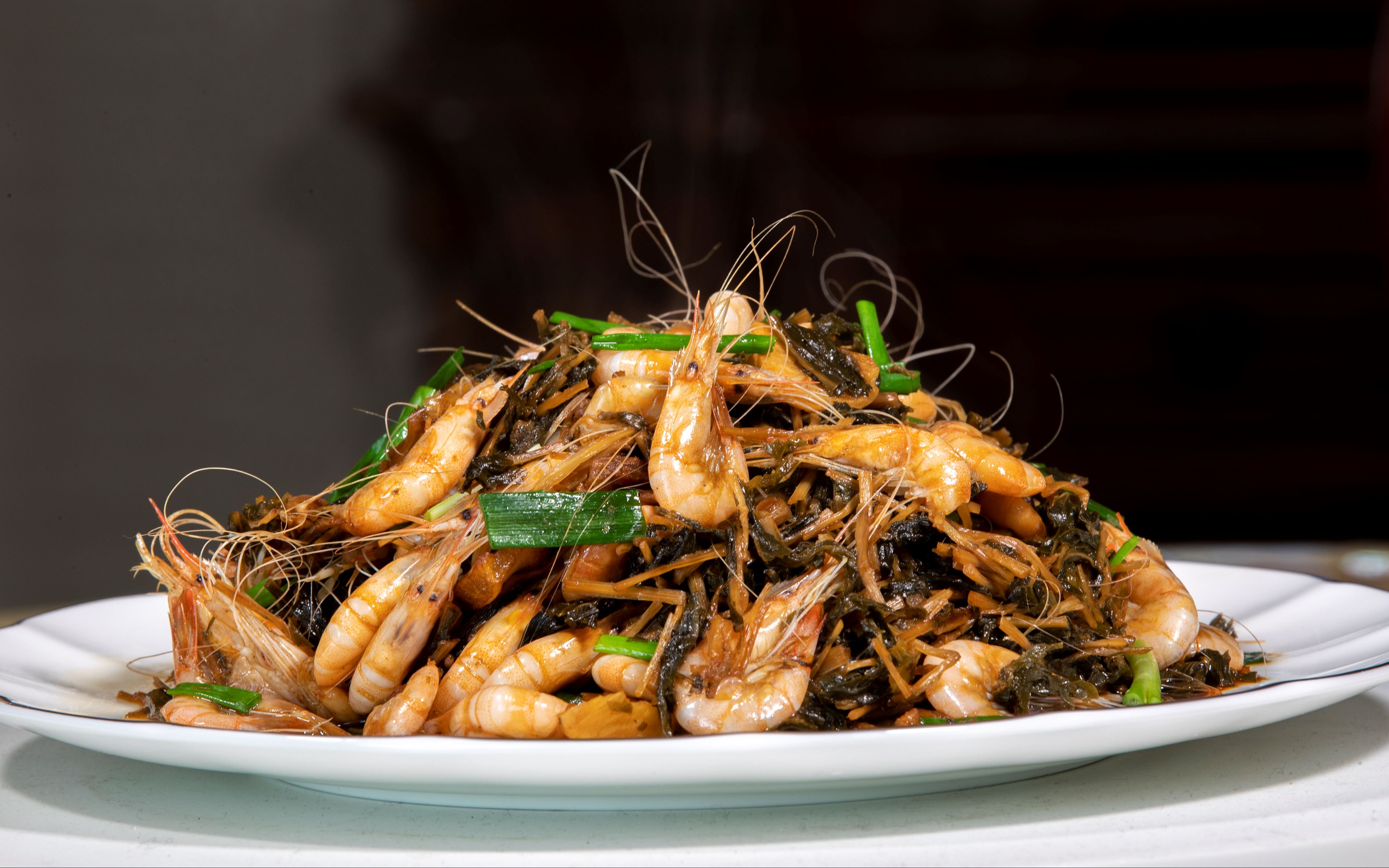 把江白虾做出超下饭的味道梅干菜烧江白虾,做法特别很适合在家做