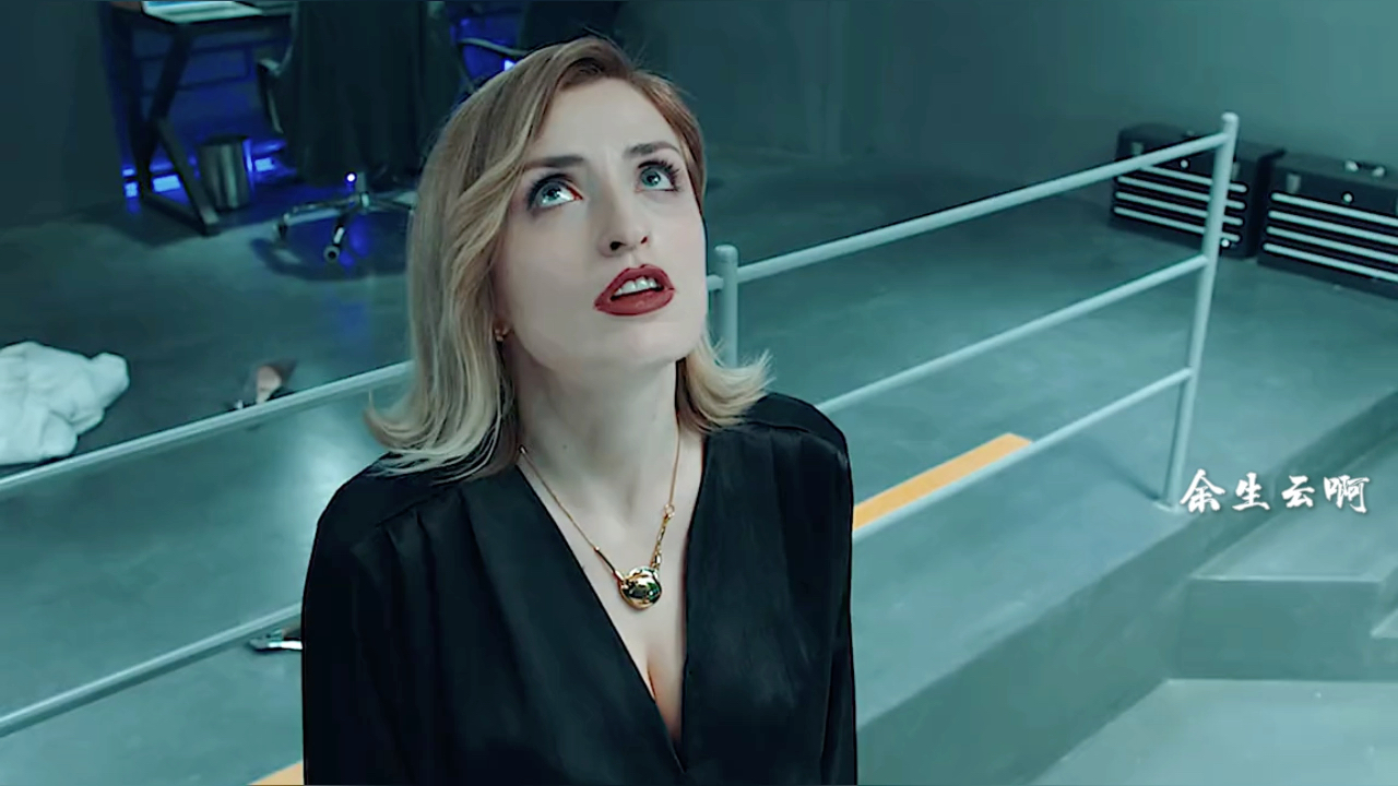 超a女特工帅气到,连只蟑螂都不放过