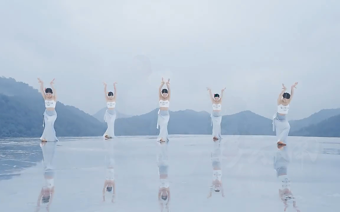 #彩云之南傣族舞秀山轻雨青山秀,香柏古枫古柏香,花香撒九洲,还有婀娜俏丽的彩云姑娘,如杨柳般的腰肢,舞出飘逸与灵动,水天一色,一时间宛若置...