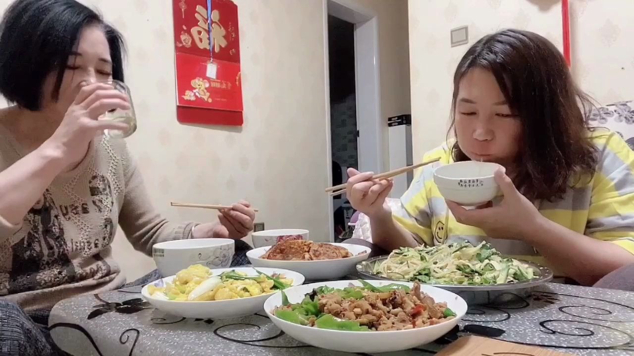 160斤胖妞和90斤老妈一起吃饭白酒加啤酒喝的好开心