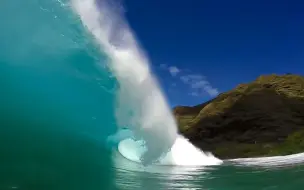 Скачать видео: 夏日清凉海滩，不冲浪是对这片海的辜负！