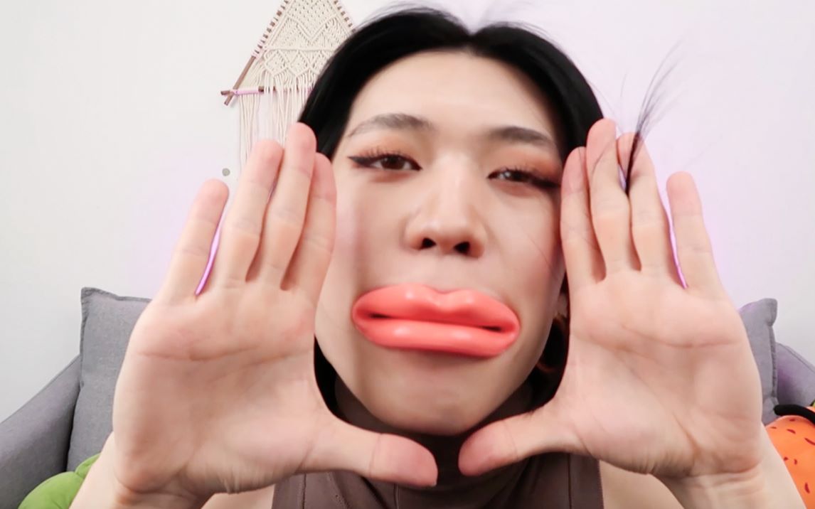 嘴巴是吸了什么变成这样
