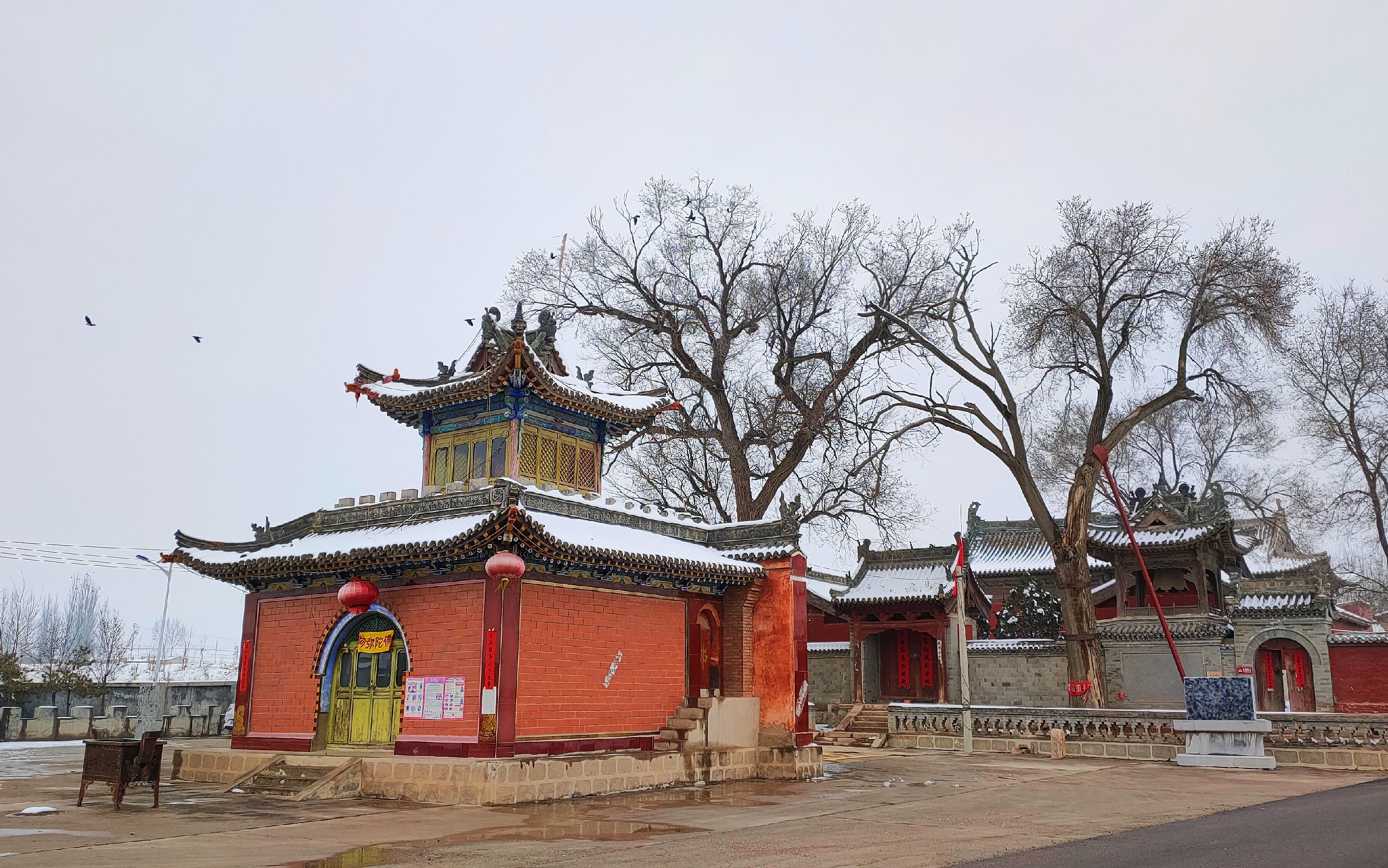 山西五台山一座千年古寺,佛像外面都是黄金,大家看看这得有多少?哔哩哔哩bilibili