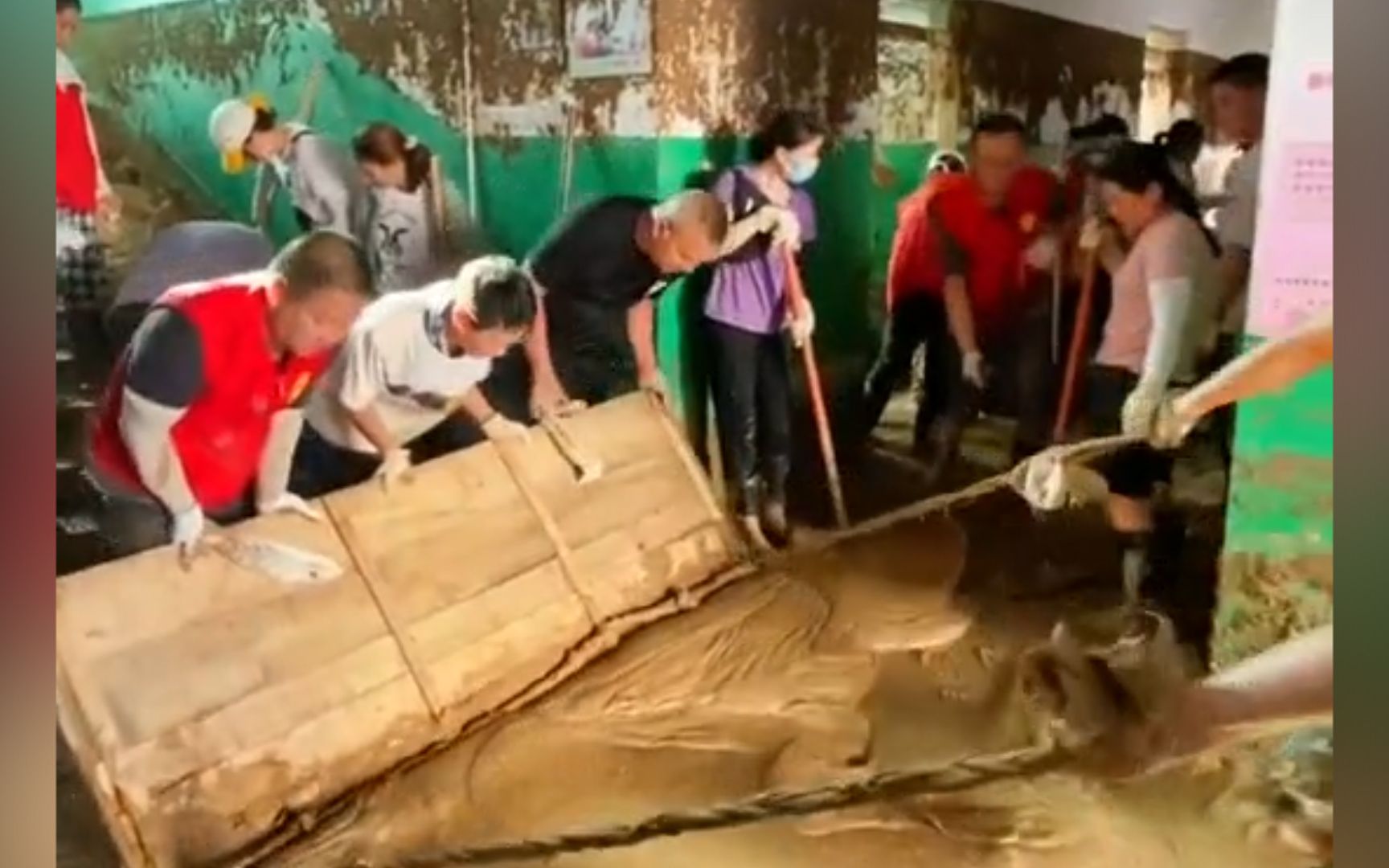 巩义康店一中残留大量淤泥 约2000人帮助重建哔哩哔哩bilibili