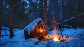 Скачать видео: 暴风雪持续期间，独自在荒野露营生存两天，零下十几度的夜晚，躺在简易的庇护所内，烤着篝火取暖睡觉