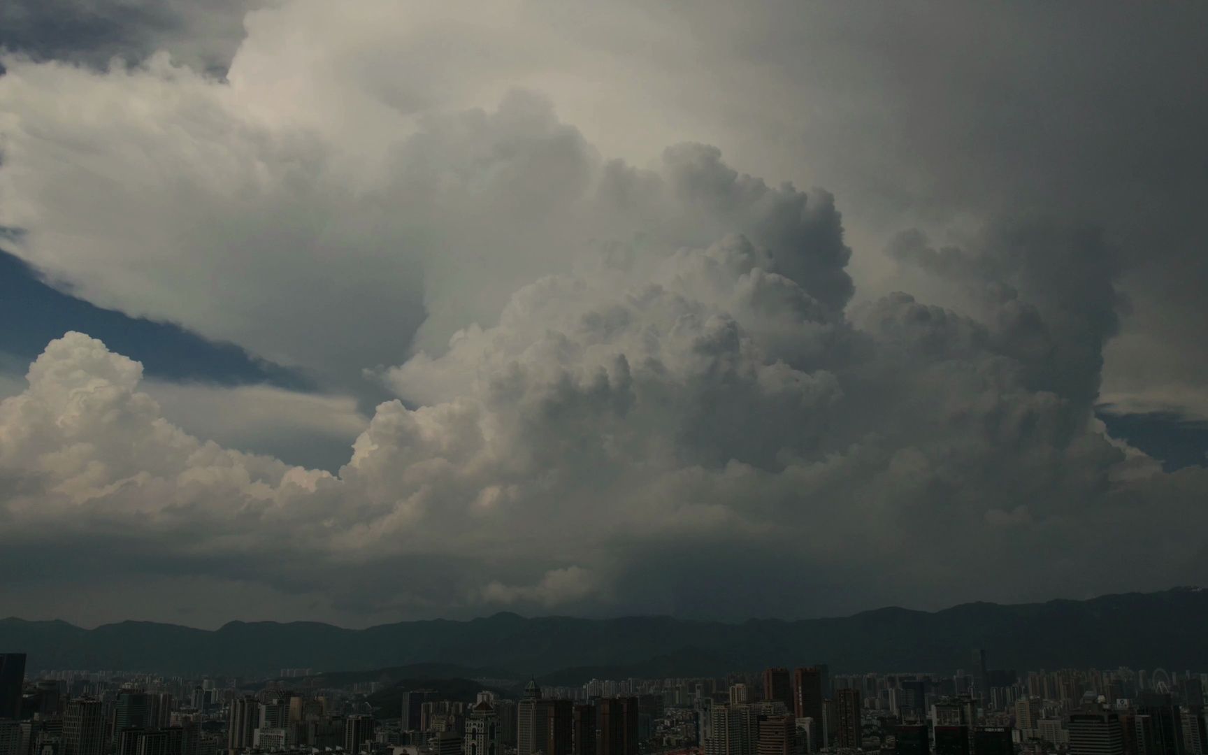 [图]积云到积雨云的演变过程，最终黑云压城