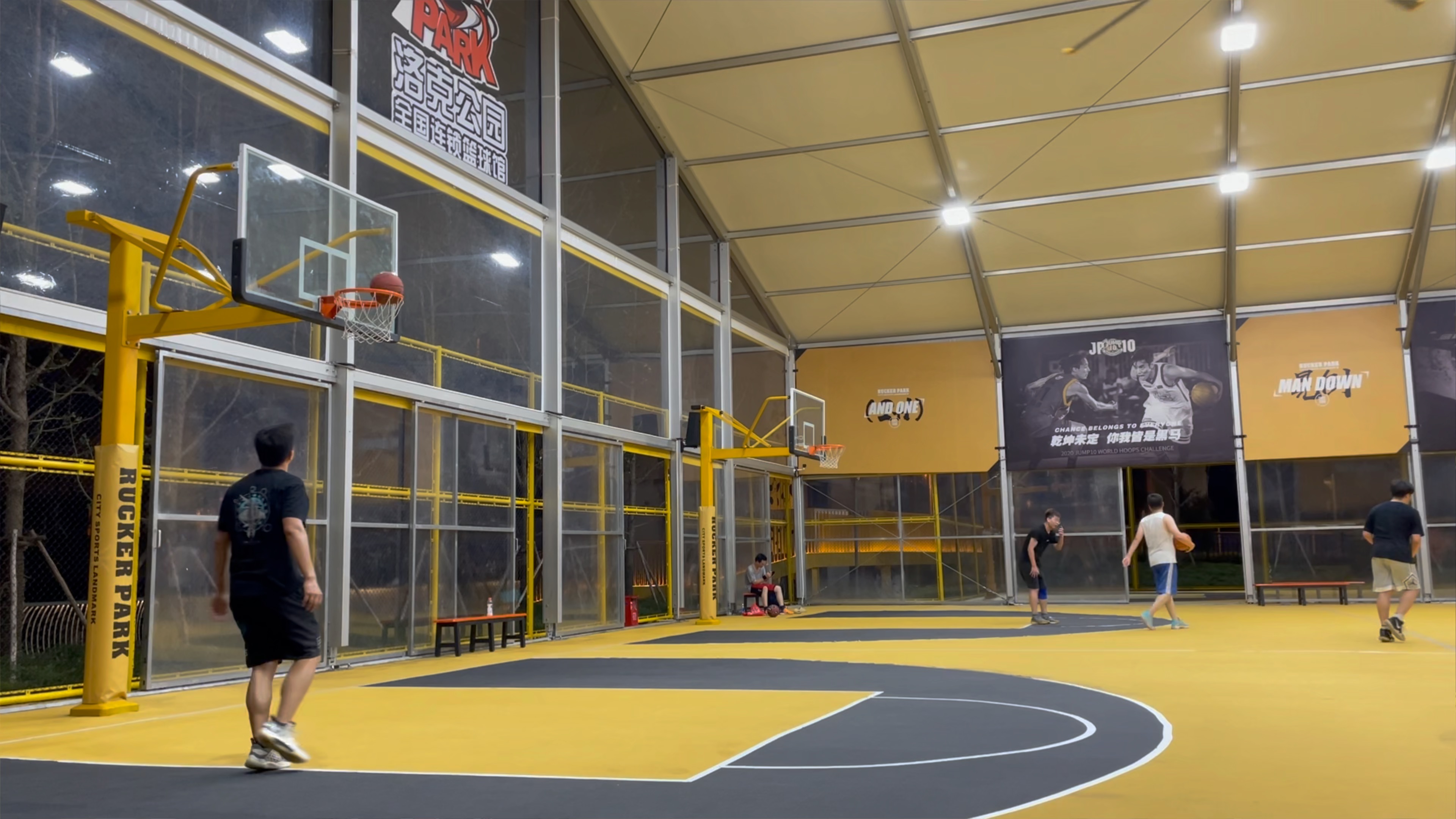 周末北新泾洛克公园练球,每个周末有时间都会来打打篮球,毕竟生命中有