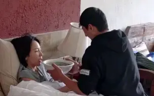 Descargar video: 【再见爱人】张婉婷因高反躺床上 宋宁峰用盆喂他喝汤