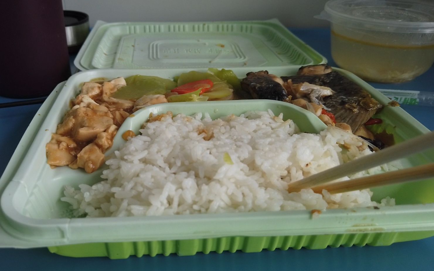 第一次吃医院快餐,自己点的含泪也要把它吃完,回忆过往此生足矣