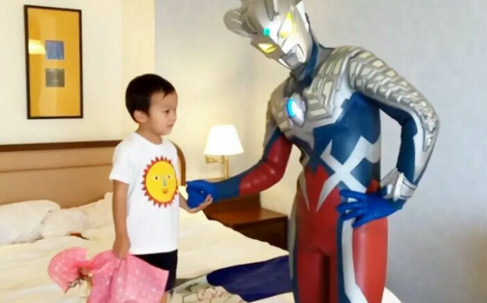 奥迷小朋友过生日赛罗奥特曼特意送了他一份生日礼物