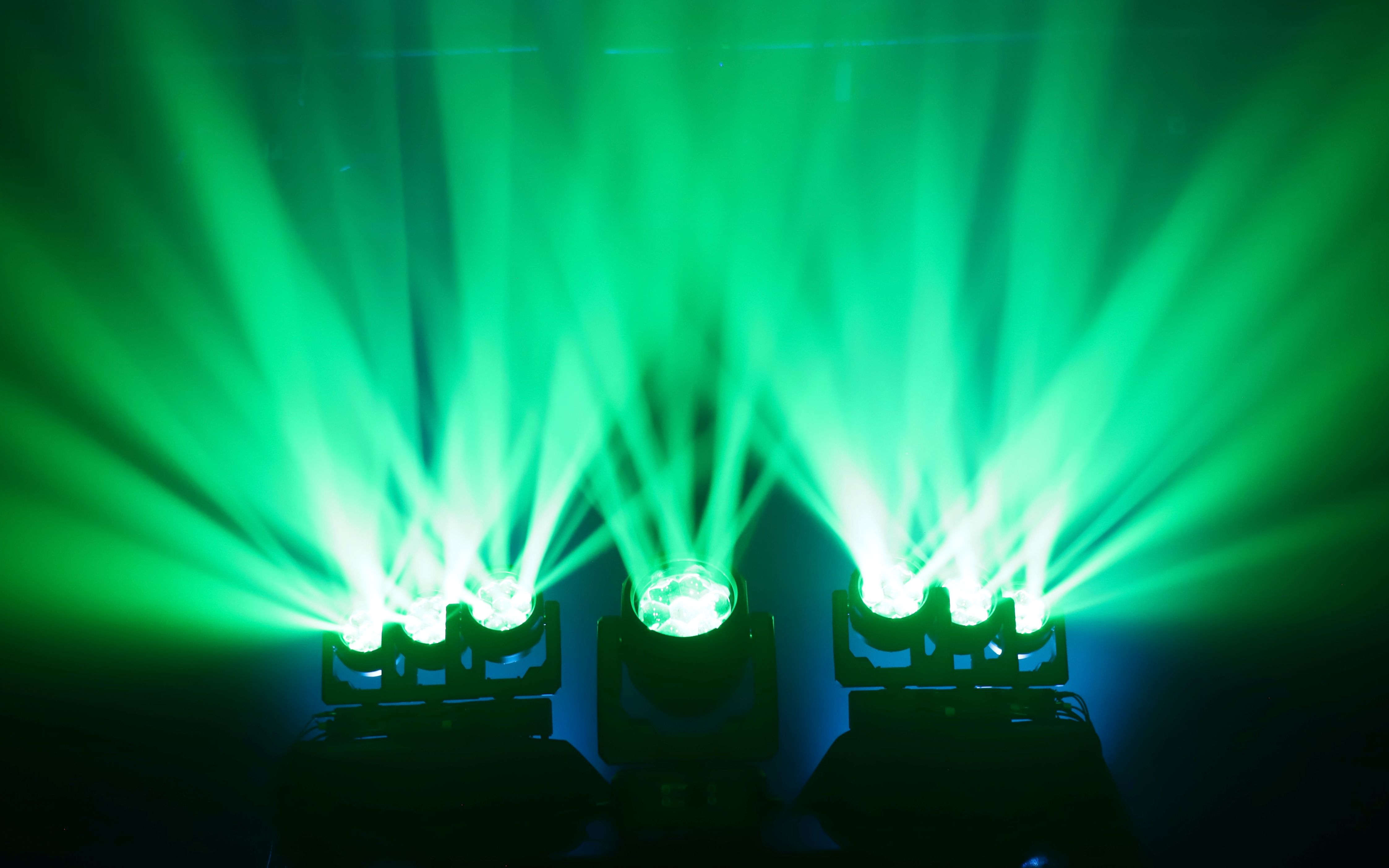 al-mh760ip 像素 防水摇头染色灯 ip65 防水设计 无惧风雨 穿云破雾