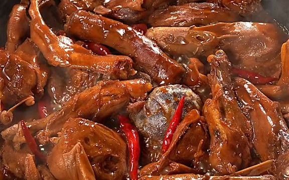 放假在家,卤上这一锅麻辣鸭货,看着电视剧,是不是挺幸福?