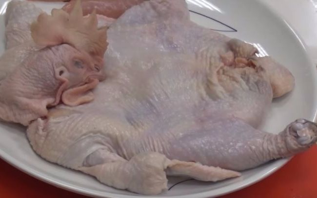 中式刀工大厨展示整鸡脱骨布袋鸡感觉鸡还能抢救一下