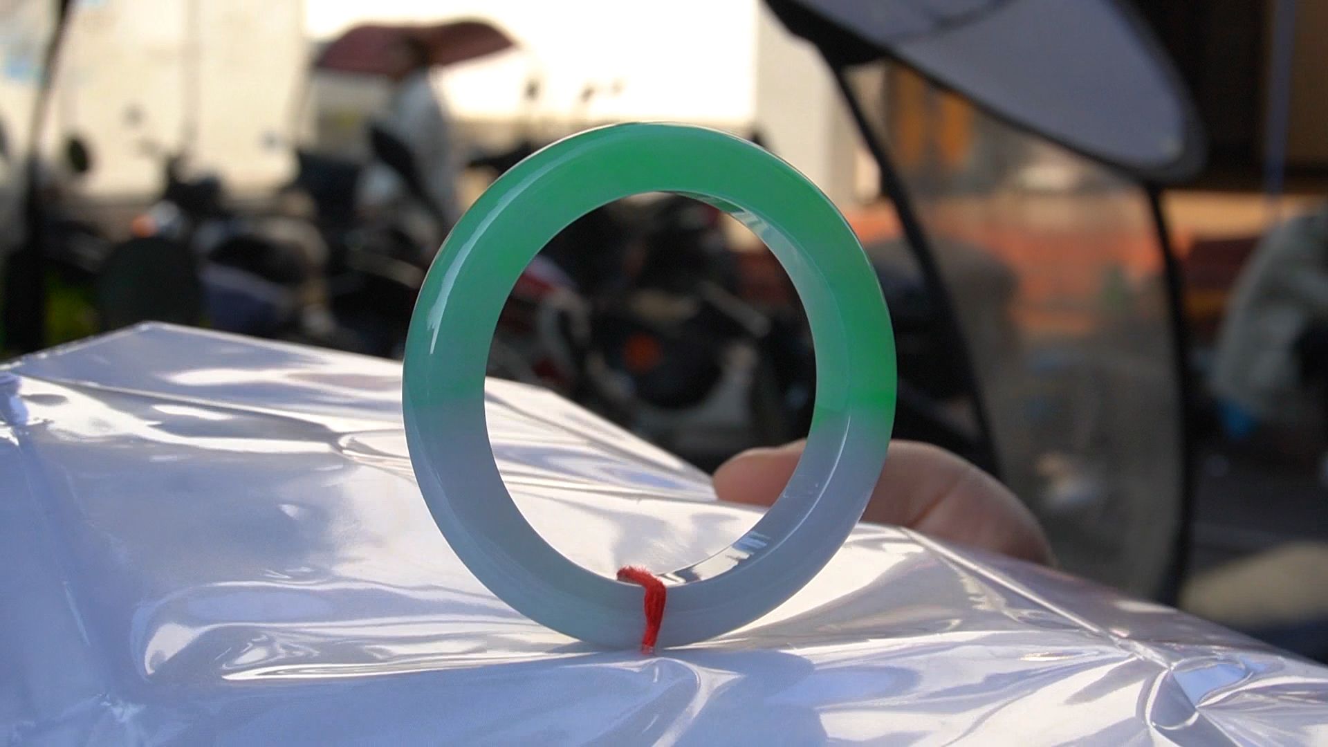 厚桩春带彩翡翠手镯,妥妥的行家货!上手真的太好看了!