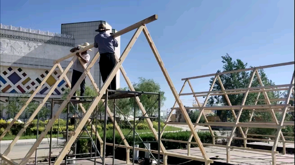 木支架帐篷搭建中