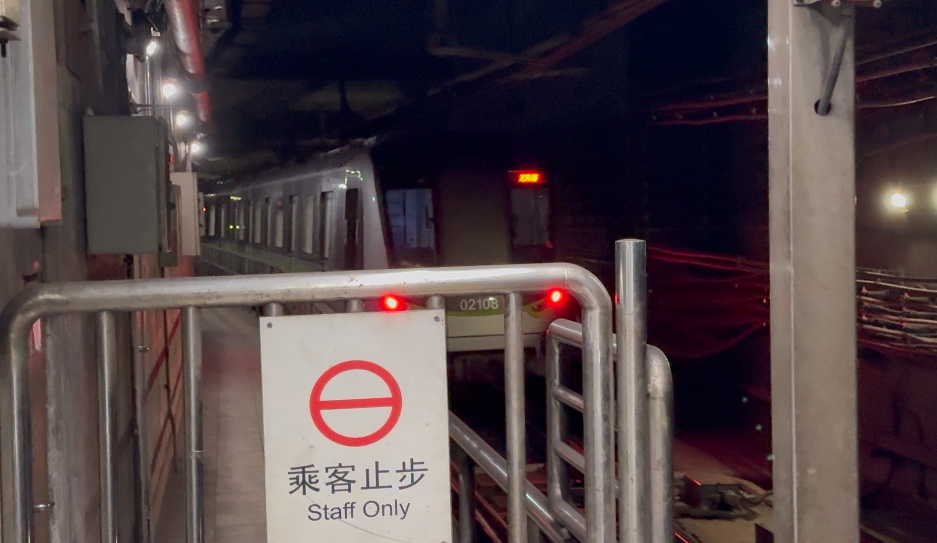 线绿灯侠2108执行当日早高峰运营结束担任龙阳路基地最后一班回库车辆