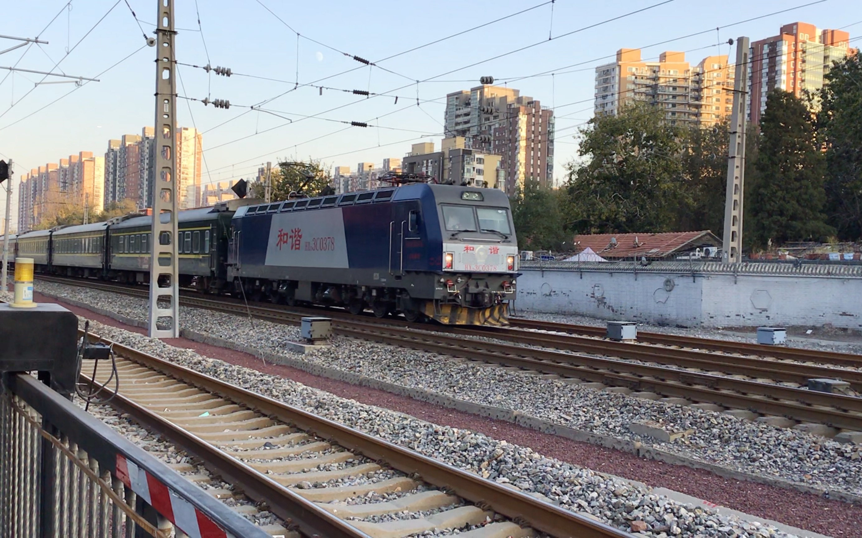 k7716(秦皇岛-石家庄)通过水南庄道口