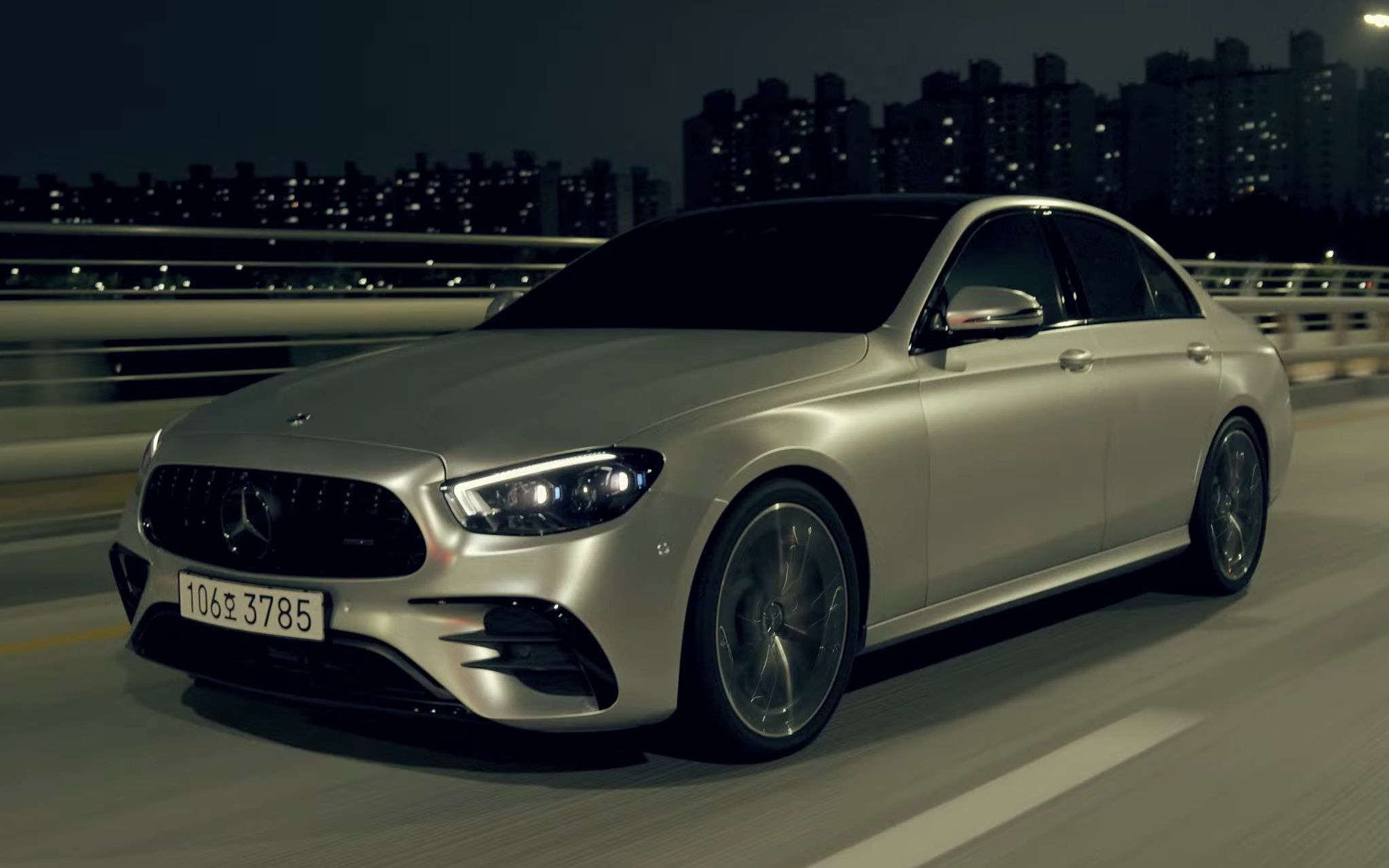 奔驰amgw213e级e53amg夜间姿态拉满