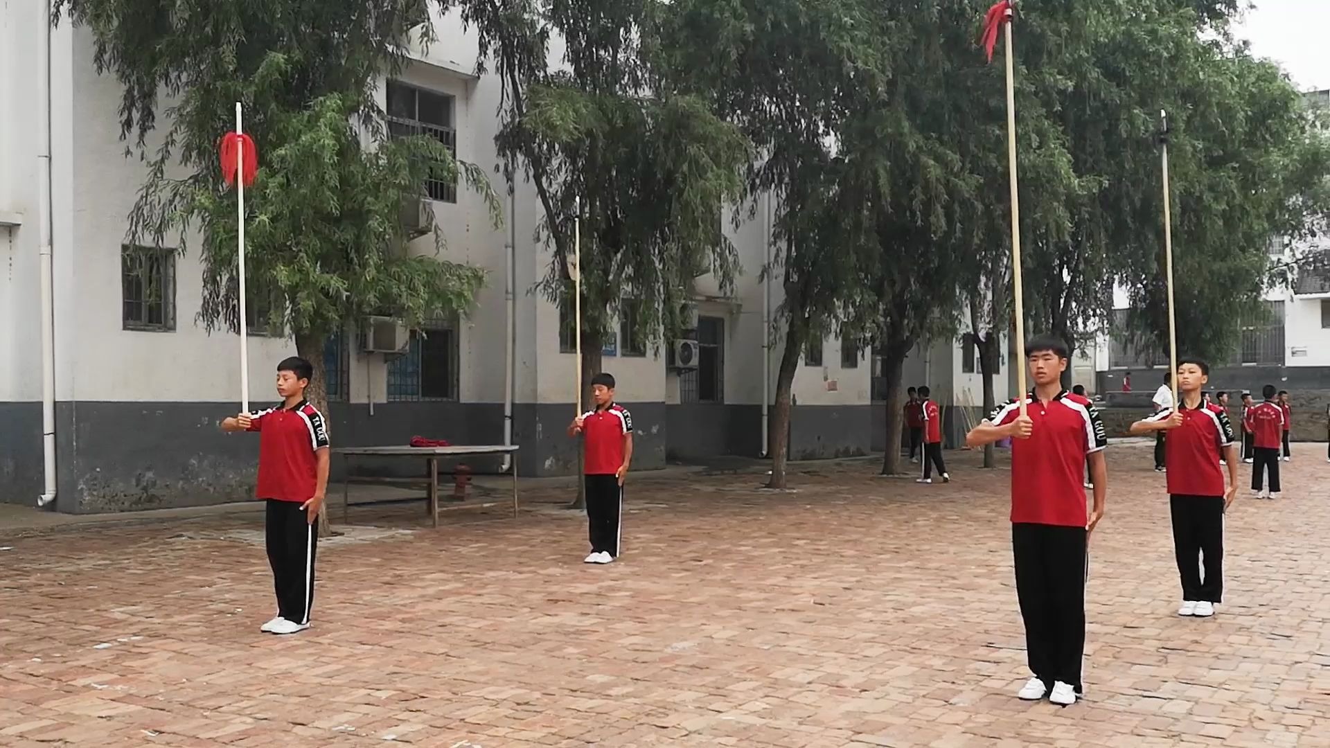 [图]围观武校男孩练习少林连环枪，小伙子们的武艺真棒！