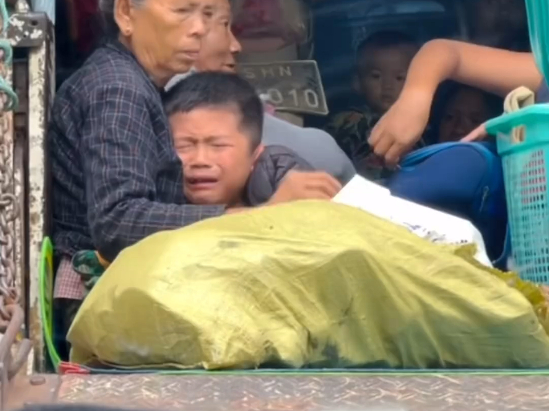 缅甸腊戌战争爆发,大批居民逃难.