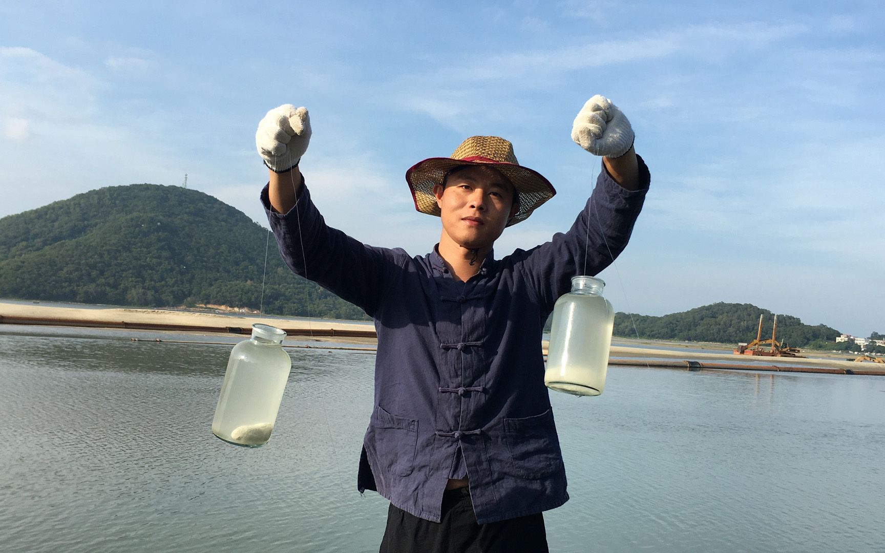 村大少赶海尝试新奇钓鱼方法,用上玻璃瓶和面粉,你们说会成功吗_哔哩