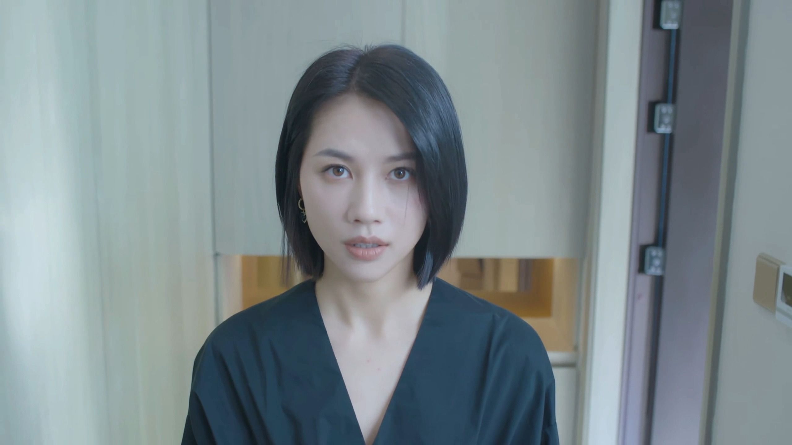 霸道女总裁,缘何选择我?——再析钟甄的一路魔幻