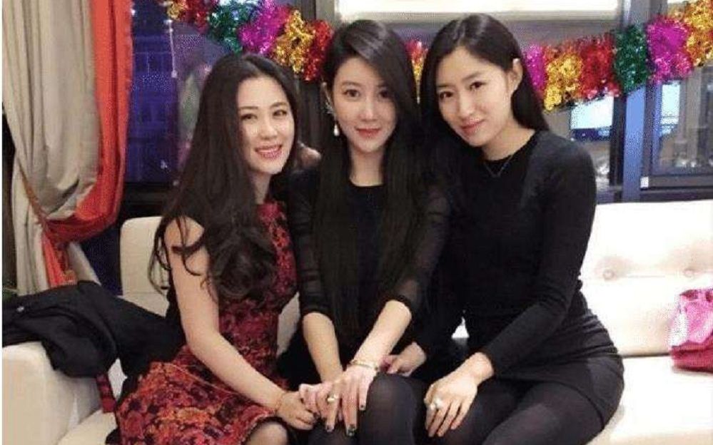 超美气质母女三人合照据说老司机一眼能看出谁是妈妈