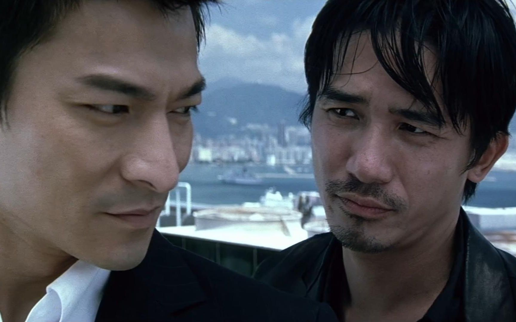 一首《讲不出再见》配上无间道里的梁朝伟直击内心,勾起满满回忆,致敬