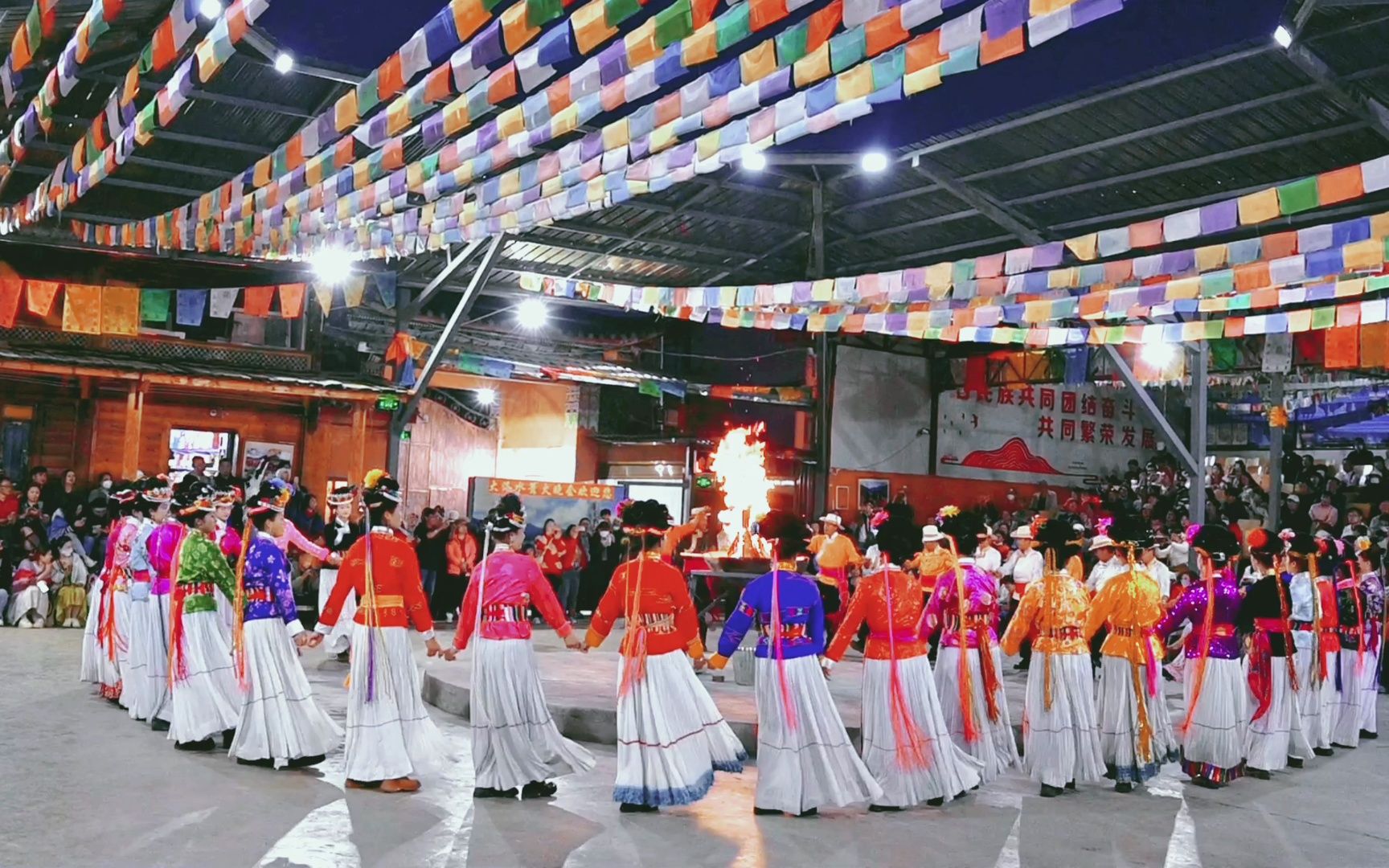 "甲搓舞"是广泛流传于泸沽湖畔的一种民间舞蹈,具有较强的群众基础,极