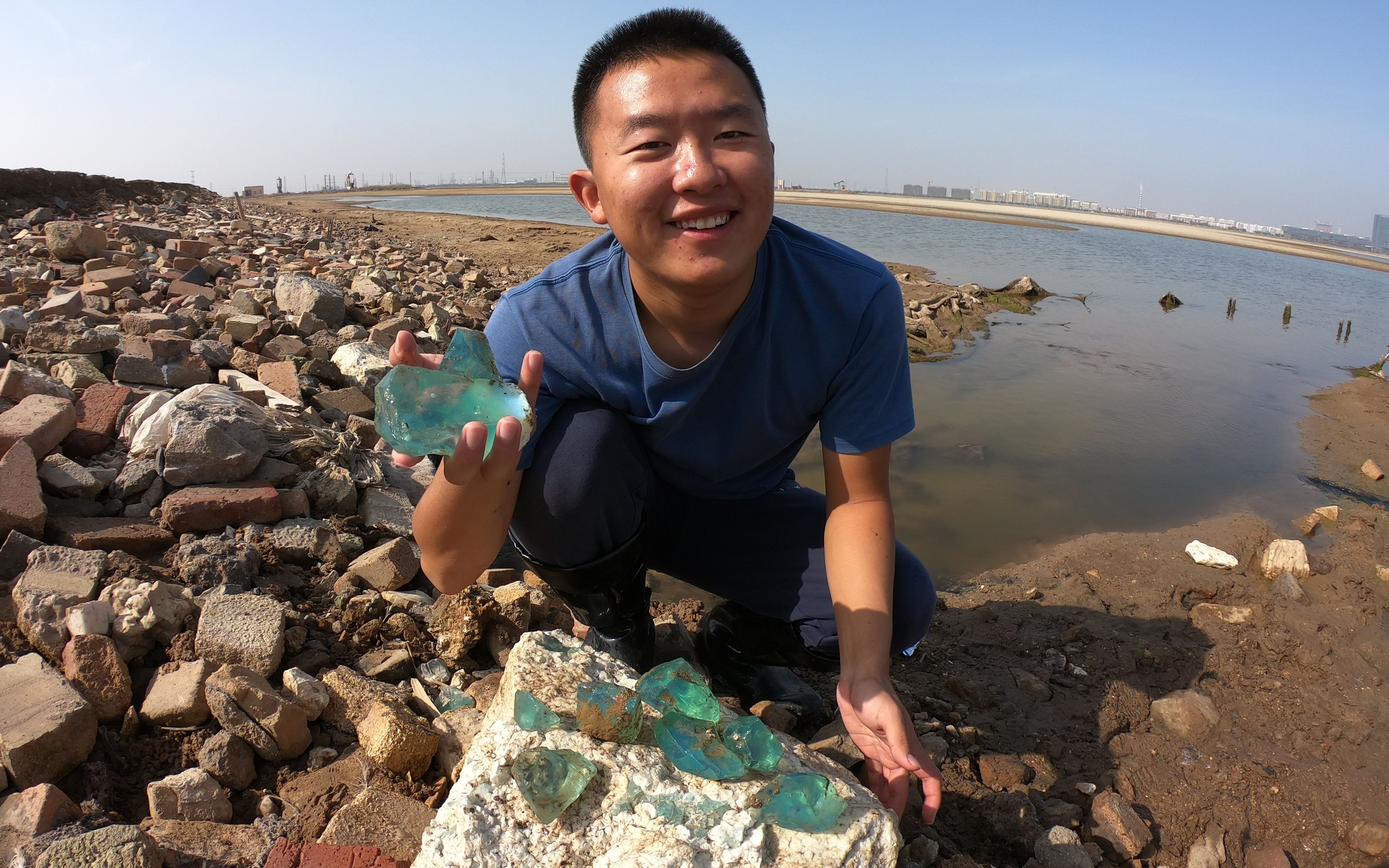 二蛋赶海专门捡石头,漂亮石头多的捡不完,可急坏了二蛋_哔哩哔哩_bili