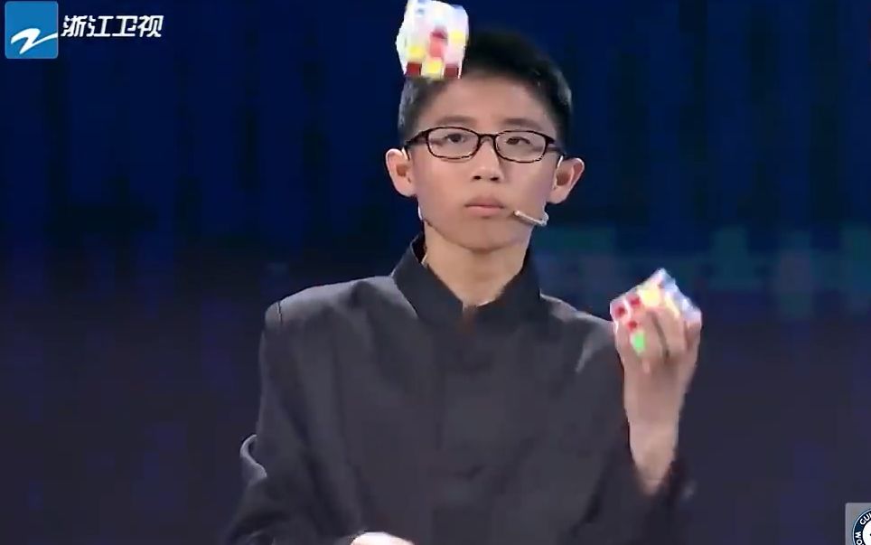 魔方天才阙剑宇5分钟抛接复原3个魔方创造世界吉尼斯记录