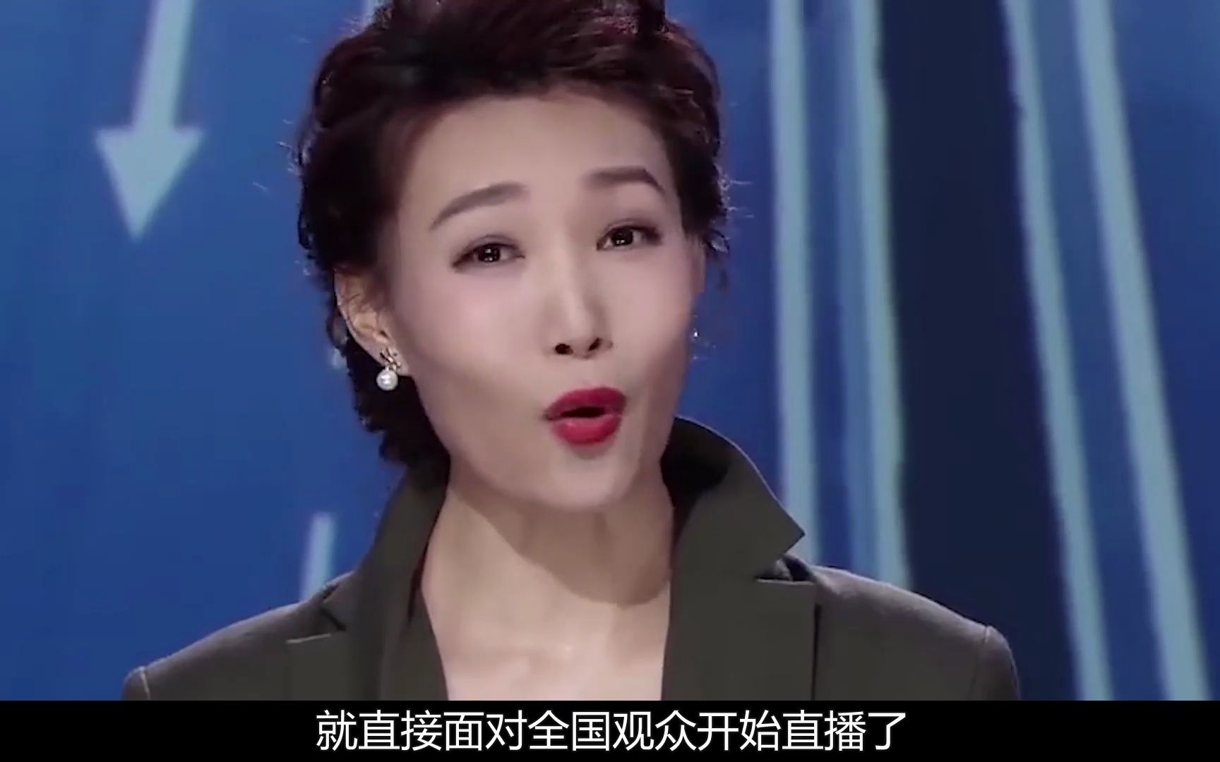 央视国脸李梓萌,摘掉假发惊呆网友,家世显赫为何44岁仍然愁嫁