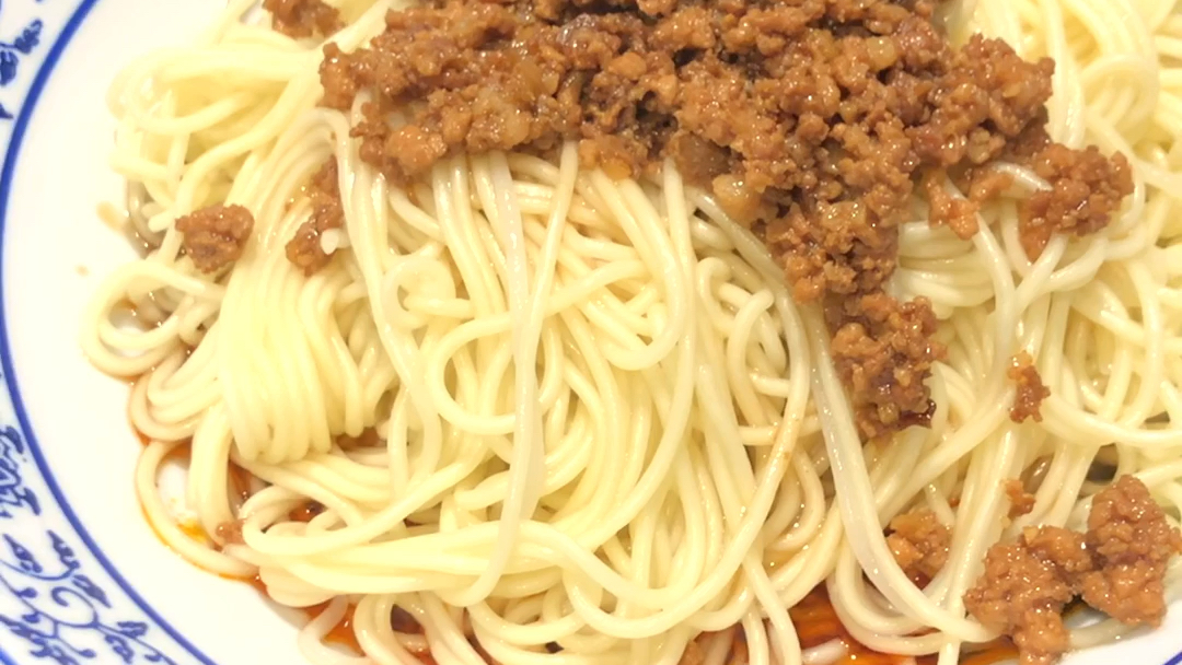 干馏杂酱面配方特制辣椒油20克芝麻酱5克白芝麻3克油酥花生20克盐2克