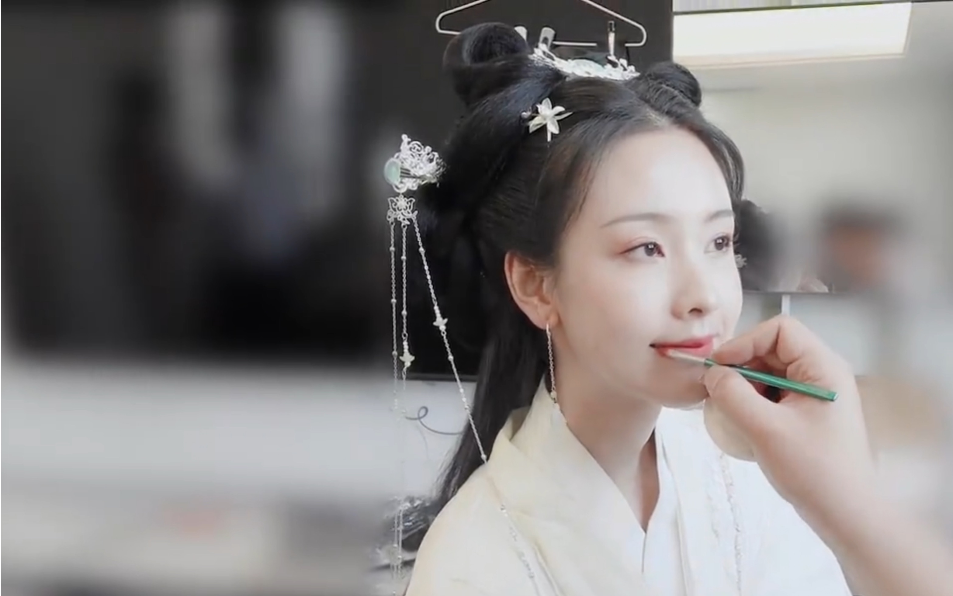 【陈都灵】古装试装花絮,这也太清秀了!这还没盘头发就这么好看!