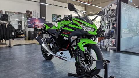 Kawasaki 川崎21款忍者400绿色静态展示 哔哩哔哩