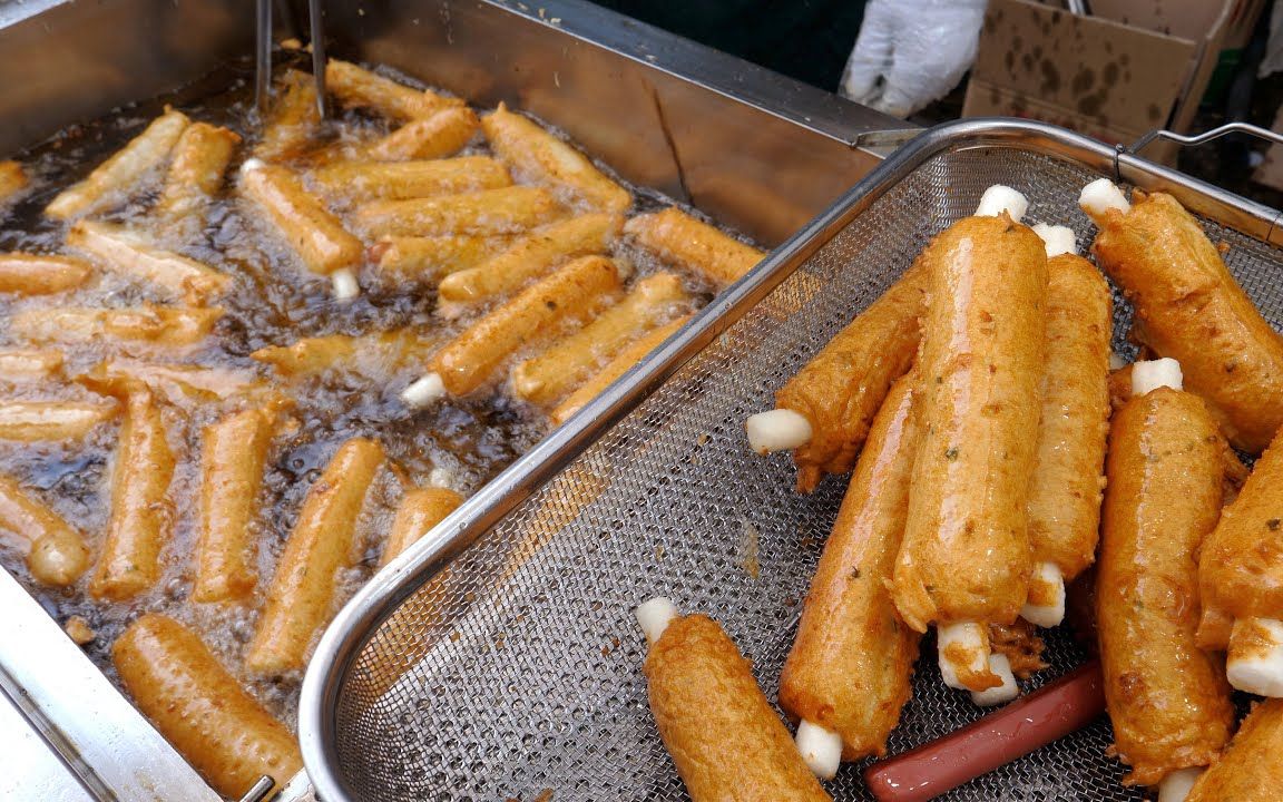 【韩国街头美食】年糕馅的油炸鱼卷.