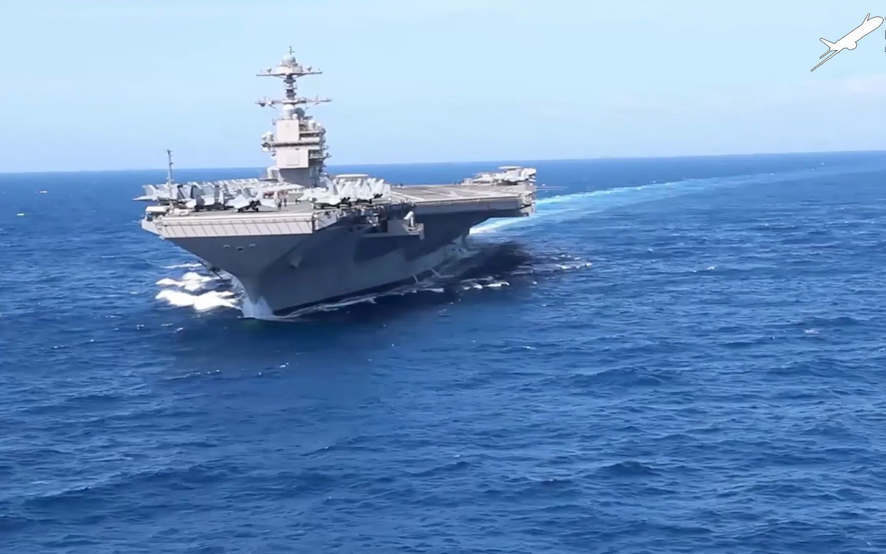 f-18 在美国航空母舰上以加力燃烧室一架接一架起飞