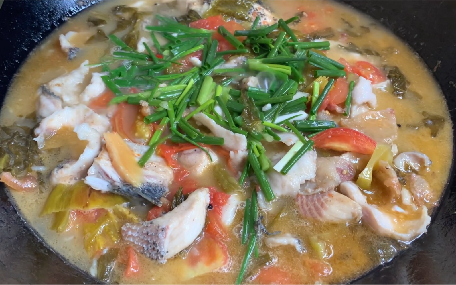 大厨回家为家人做一道腊肉酸菜乌鱼,家的味道,真香