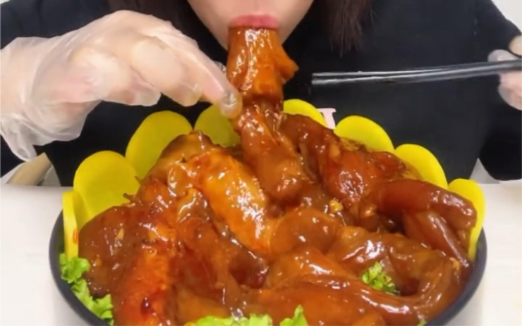 大口吃牛蹄筋太过瘾 燕子爱美食