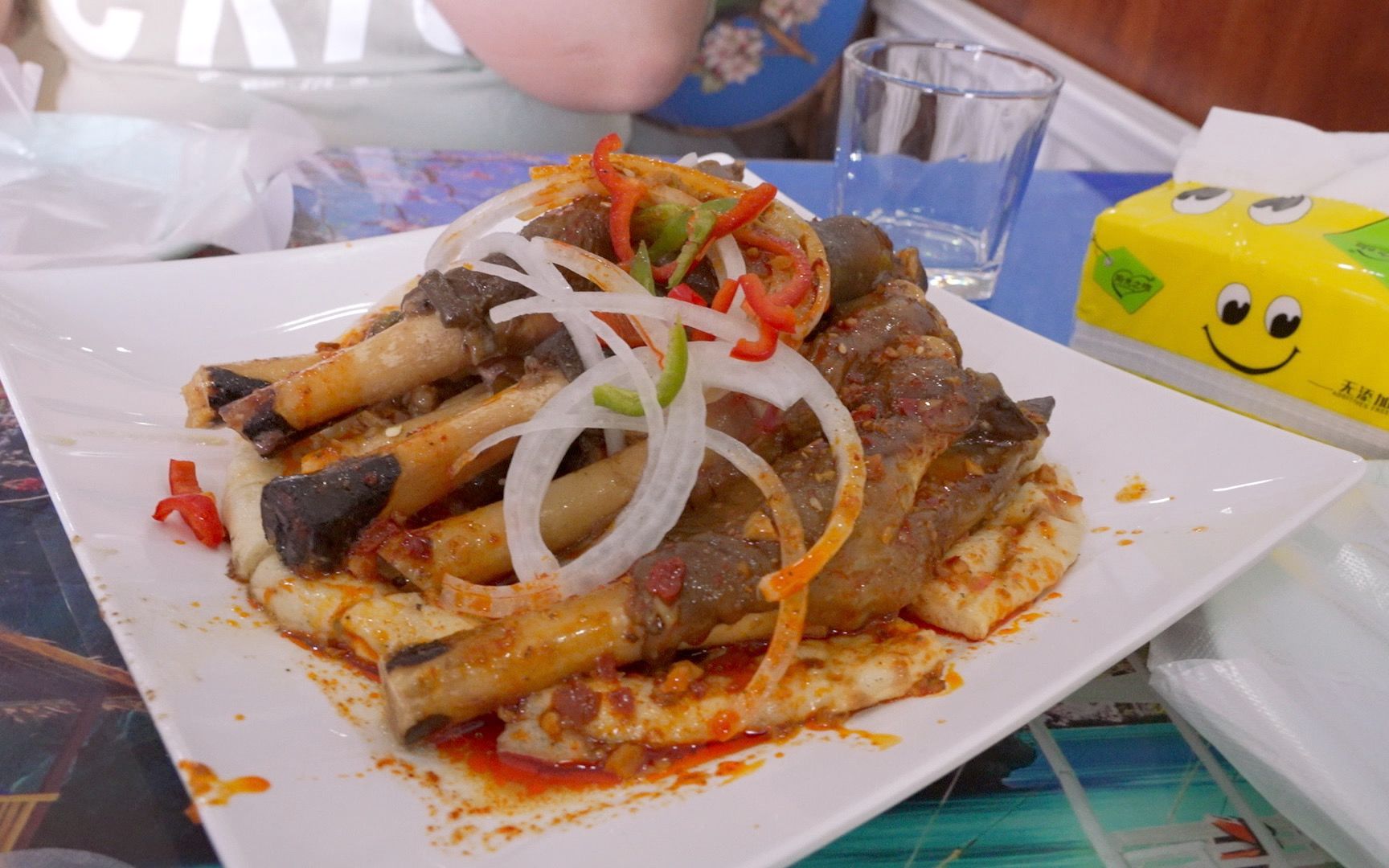 伊犁美食羊蹄子9块/个,香辣软糯每一口都是胶原蛋白,配上馕吃真的是太