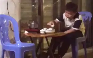 Tải video: 喝茶在南方人心中的地位，潮汕街头的一位小朋友