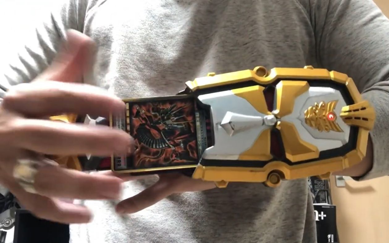 天装战队护星者的变身器可以读取龙骑系列卡牌?