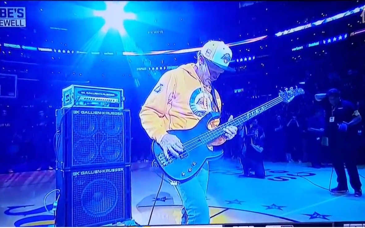 贝斯/独奏美国国歌 kobe退役现场 红辣椒flea 纪念我们不朽的曼巴