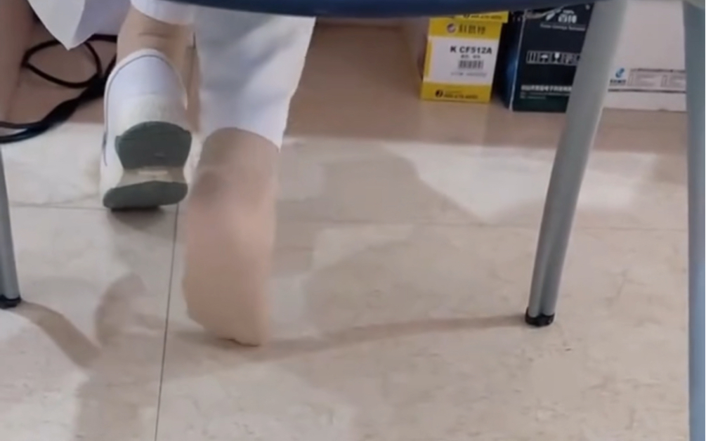 把同事护士鞋拿走