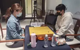 Video herunterladen: 木上野狐直播录像 亚运会围棋女子预选赛：陆敏全（黑）VS吴依铭（白）