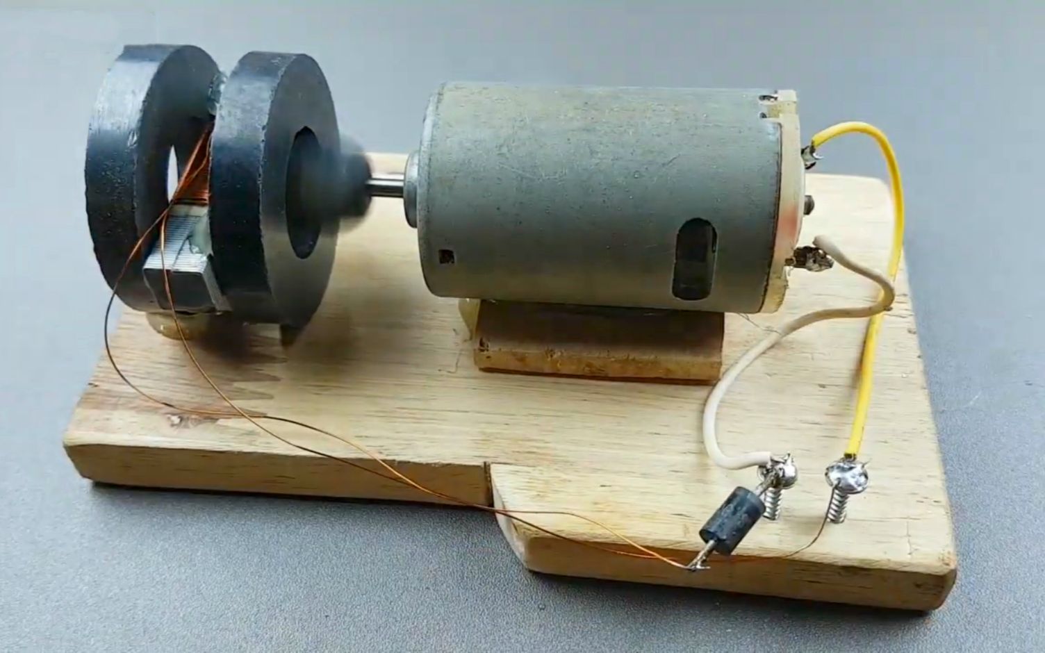 最简单的磁铁发电机图片