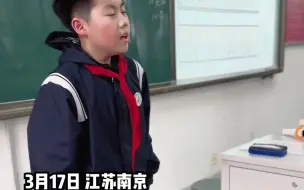 下载视频: 初一男生主动上台唱歌，清唱《如愿》惊艳全班同学，自信大方，甚至还自带混音。