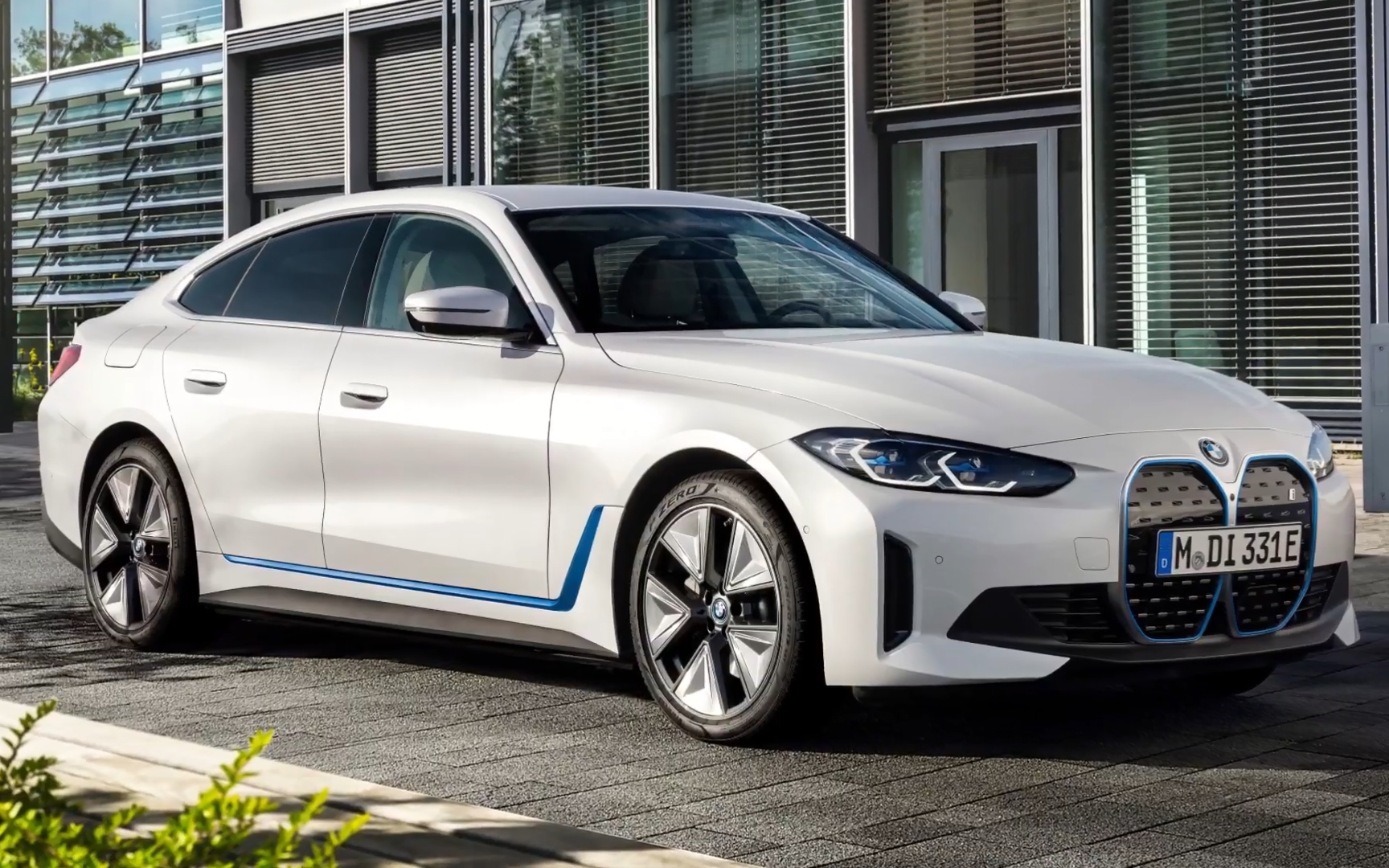 2022宝马i4edrive40内外饰及官方驾驶视频