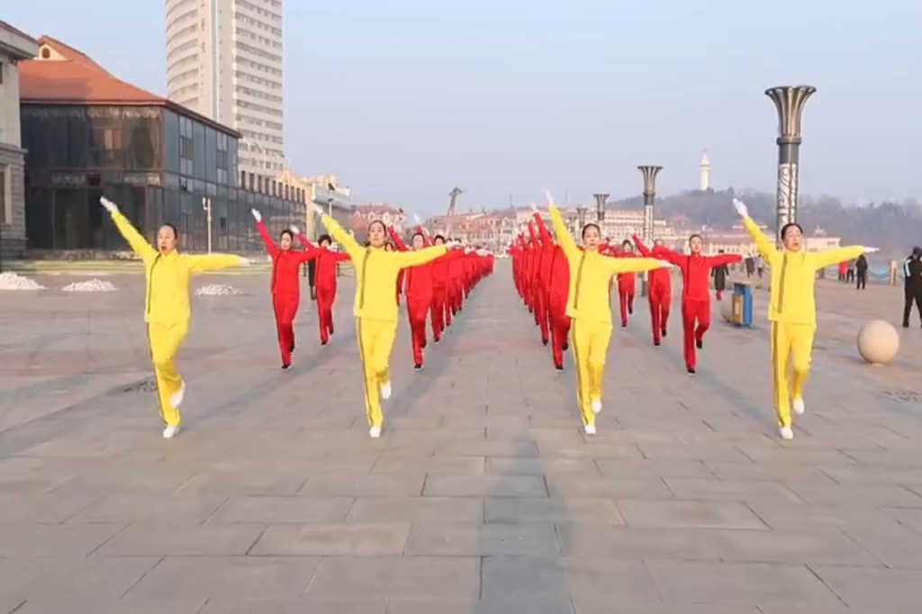 [图]最新教学版中国烟操第十七套快乐舞步健身操《完整版》 第二节 上肢运动 歌曲《恋恋黄土地》