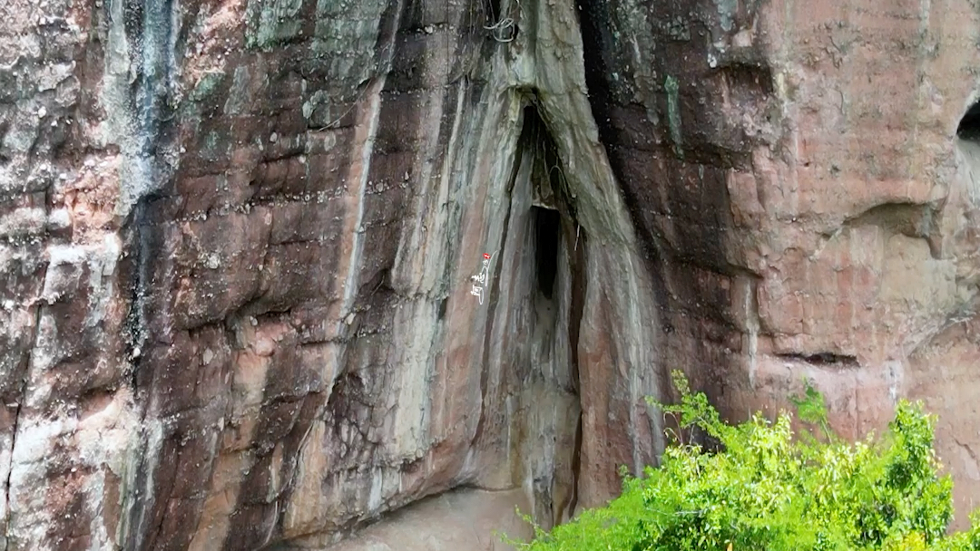 在贵州大山里发现一个神秘洞穴,山洞深不见底,洞口宽不足一米,有时还会流出山泉水!#山洞里到底藏着什么 #神秘 #自然奇观哔哩哔哩bilibili